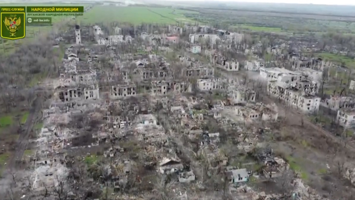 Drónvideó egy újabb, teljesen elpusztított ukrán településről