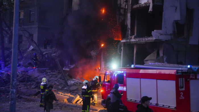 Huszonöt emeletes kijevi lakóházat találhatott el az egyik rakéta - galéria
