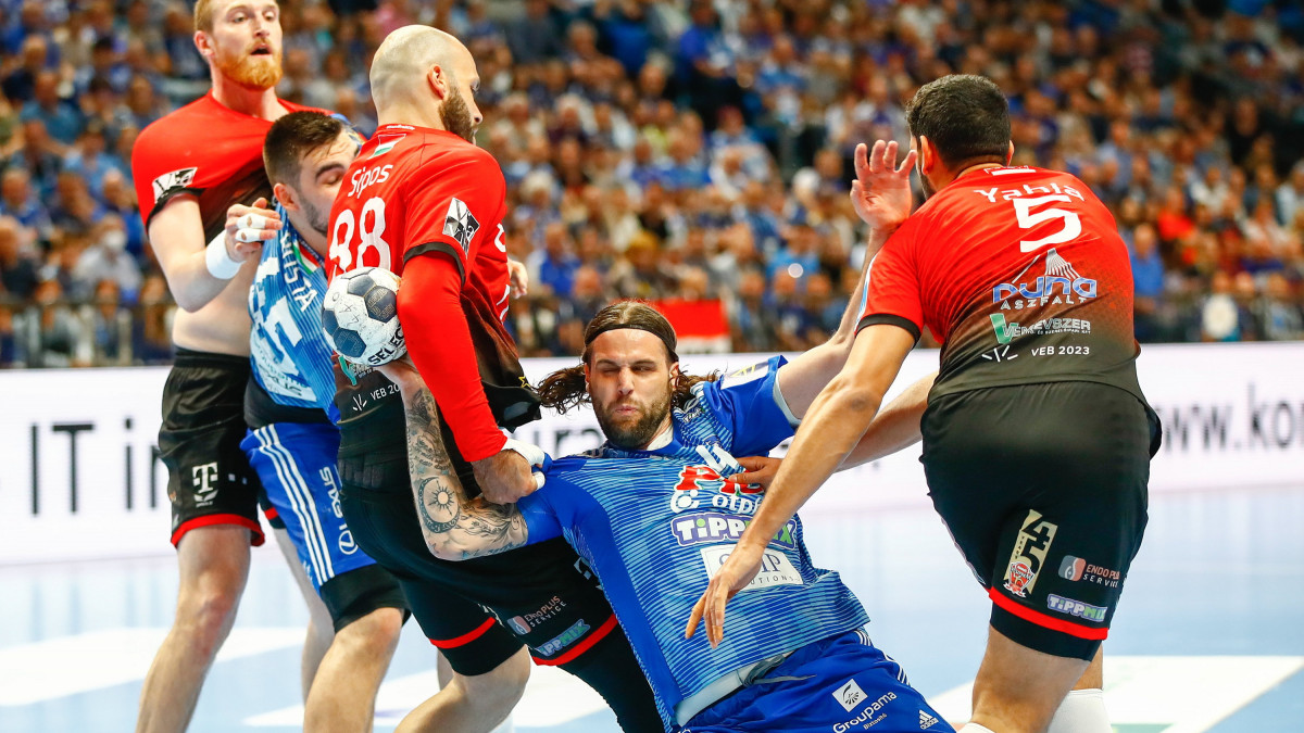 A szegedi Dean Bombac (j2), valamint a veszprémi Sipos Adrián (j3) és Jahja Omar (j) a Pick Szeged-Telekom Veszprém NB I-es férfi kézilabda mérkőzésen a szegedi Pick Arénában 2022. április 30-án.