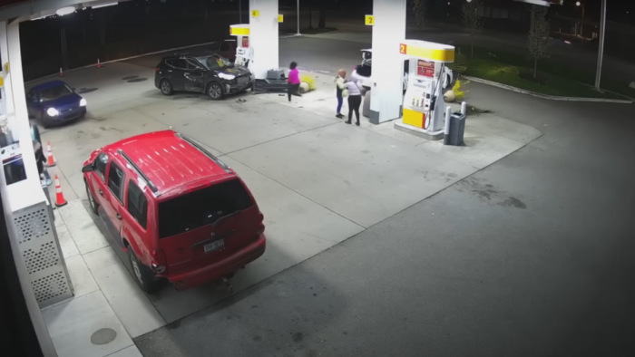 Gyerekruhákat akartak cserélni a benzinkúton, elszabadult a pokol – videó
