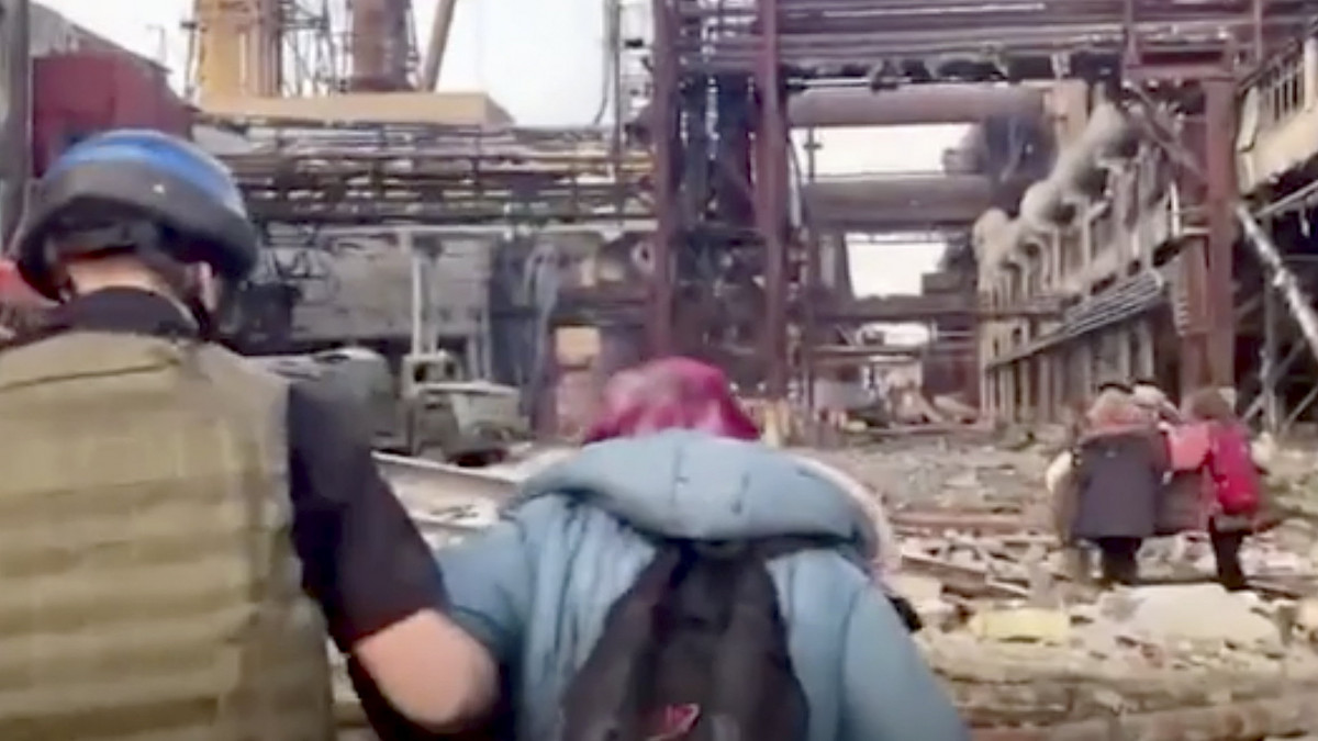 Az Ukrán Nemzeti Gárda Azov különítménye által közreadott, dátum nélküli videófelvételről készült képen törmeléken keresztül kísérnek embereket az orosz támadásokban súlyosan megrongálódott Azovsztal acélüzem területén a délkelet-ukrajnai Mariupolban.