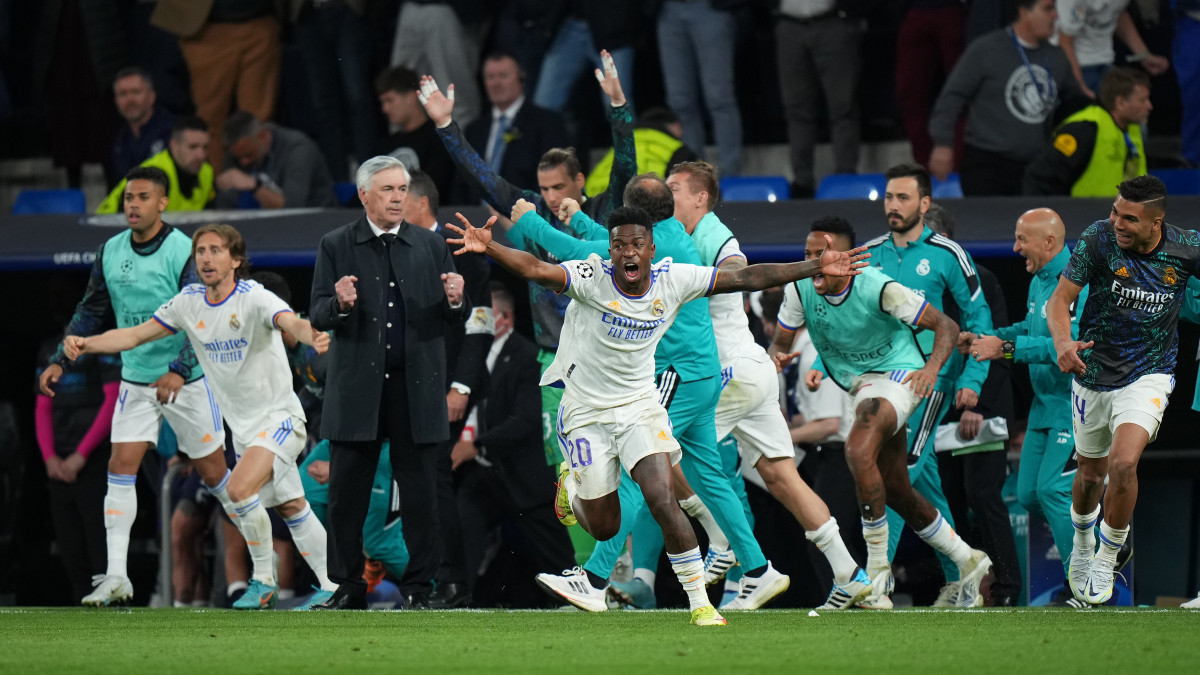 MADRID, SPAIN - MAY 04: Luka Modric, Vinicius Junior and Carlo Ancelotti, Head Coach of Real Madrid celebrate their sides victory and progression to the UEFA Champions League Final after the UEFA Champions League Semi Final Leg Two match between Real Madrid and Manchester City at Estadio Santiago Bernabeu on May 04, 2022 in Madrid, Spain. (Photo by Angel Martinez/Getty Images)