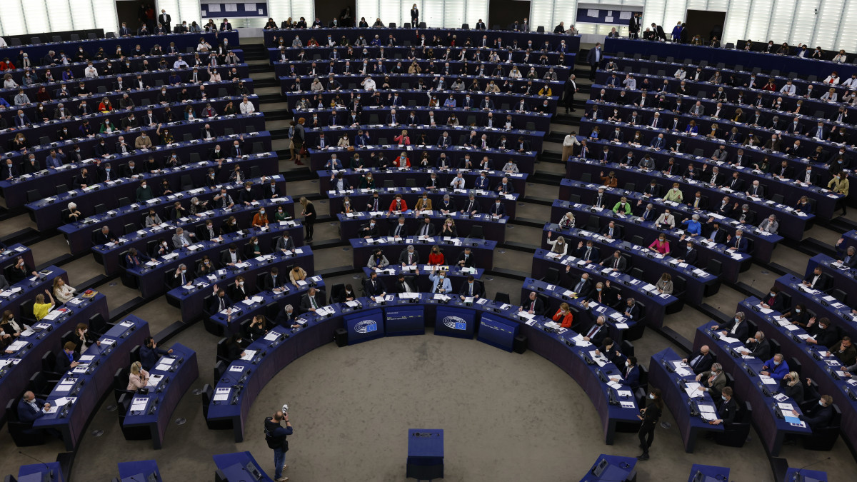 Képviselők az ülésteremben az egyenlő munkáért egyenlő bérezésről, vagyis a nők és férfiak fizetése közötti bérszakadék felszámolásáról szóló vitán az Európai Parlament plenáris ülésén Strasbourgban 2022. április 5-én.