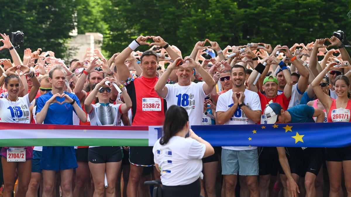 A 18 év - 18 km - EU-s futás részvevői Budapesten 2022. május 8-án. Középen Győrfi Pál, az Országos Mentőszolgálat szóvivője, mellette balra Kiss Gergely háromszoros olimpiai bajnok vízilabdázó. Magyarország 18 éve tagja az Európai Uniónak, ebből az alkalomból rendezték a futóversenyt.
