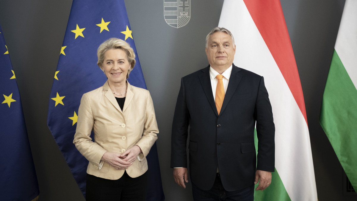 A Miniszterelnöki Sajtóiroda által közreadott képen Orbán Viktor miniszterelnök fogadja Ursula von der Leyent, az Európai Bizottság elnökét a Karmelita kolostorban, ahol munkavacsora keretében tárgyalnak 2022. május 9-én.