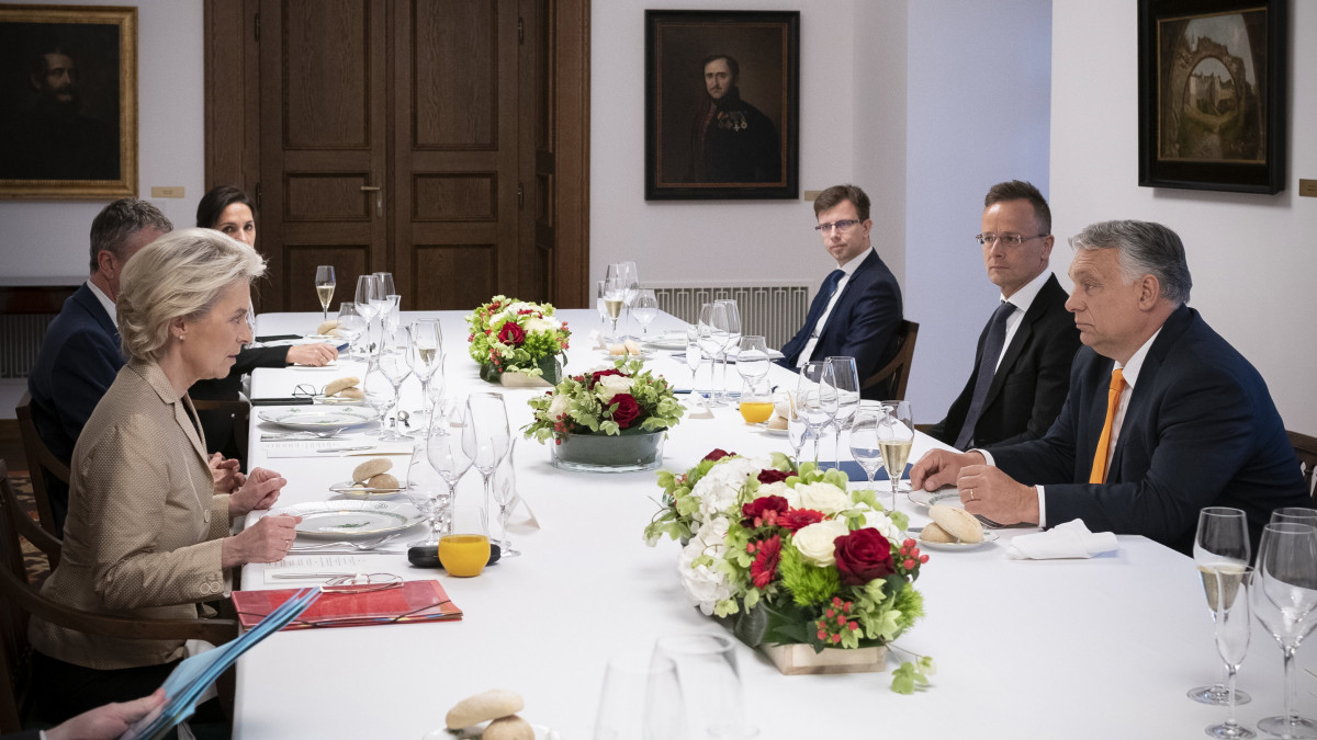A Miniszterelnöki Sajtóiroda által közreadott képen Orbán Viktor miniszterelnök (j) és Ursula von der Leyen, az Európai Bizottság elnöke (b) munkavacsora keretében tárgyal a Karmelita kolostorban 2022. május 9-én. A kormányfő mellett Szijjártó Péter külgazdasági és külügyminiszter (j2) és Bóka János, a miniszterelnök európai uniós kérdésekért felelős államtitkára (j3).