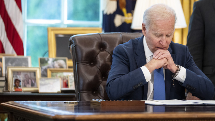 Joe Biden aláírt egy Ukrajnának kedvező fontos törvényt