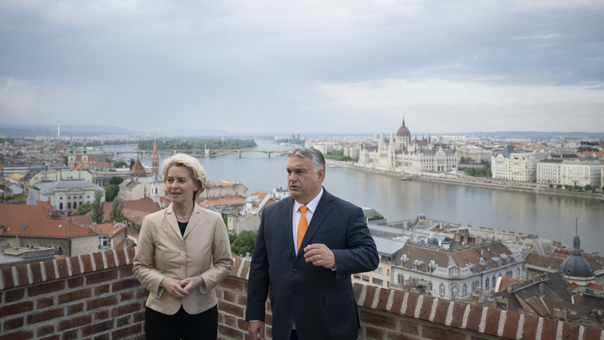 A Miniszterelnöki Sajtóiroda által közreadott képen Orbán Viktor miniszterelnök fogadja Ursula von der Leyent, az Európai Bizottság elnökét a Karmelita kolostorban, ahol munkavacsora keretében tárgyalnak 2022. május 9-én.