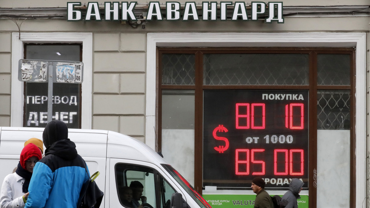 Az euró és az USA-dollár árfolyamot megjelenítő digitális kijelző egy bank bejáratánál Moszkvában 2022. április 29-én. Az Orosz Központi Bank ezen a napon 300 bázispontos kamatvágást hajtott végre, 17 százalékról 14 százalékra csökkentette irányadó kamatát. Az orosz jegybank előrejelzése szerint az infláció 2022-ben 18,0 és 23,0 százalék között várható.