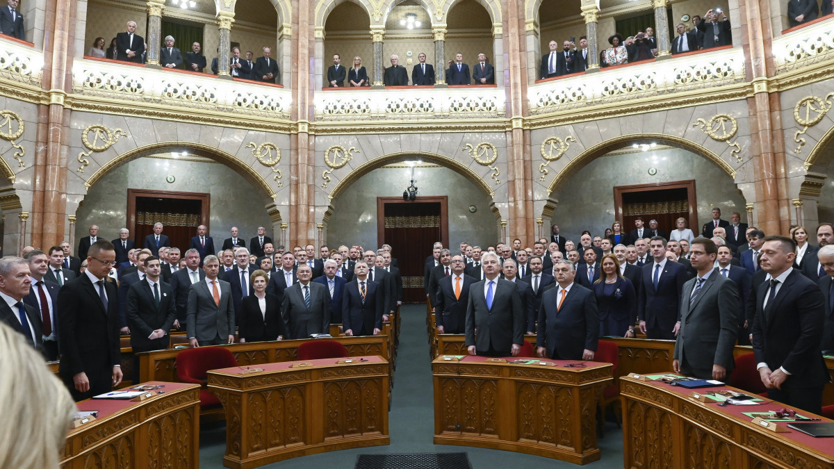 Képviselők esküt tesznek az Országgyűlés alakuló ülésén 2022. május 2-án. A patkó első sorában Semjén Zsolt miniszterelnök-helyettes és Orbán Viktor miniszterelnök (középen, b-j).