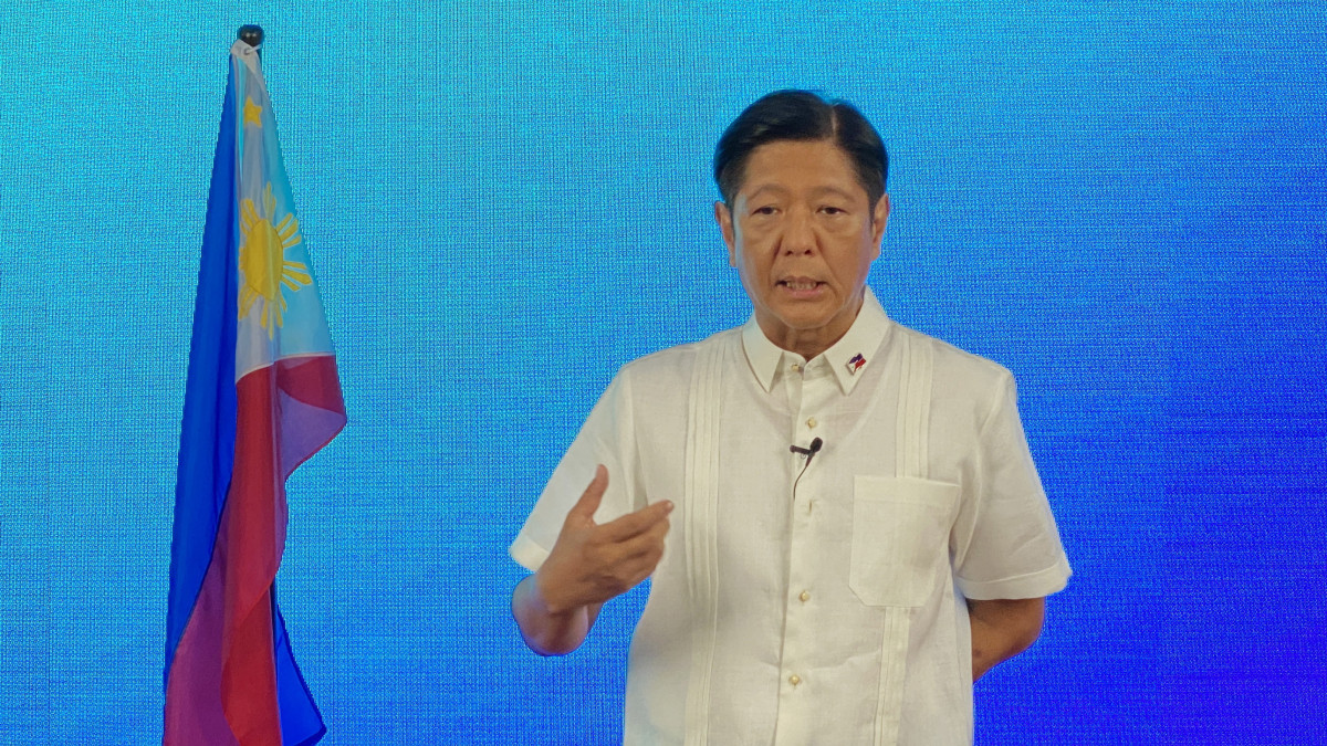 Ferdinand Bongbong Marcos Junior, a néhai Fülöp-szigeteki diktátor, Ferdinand Marcos fia sajtótájékoztatót tart Mandaluyongban 2022. május 11-én. A Fülöp-szigetek választási bizottság adatain alapuló számítások szerint a 64 éves ifjabb Ferdinand Marcos behozhatatlan előnyre tett szert a két nappal ezelőtt rendezett választáson, így ellenfelei már nem tudják megfordítani a végeredményt.