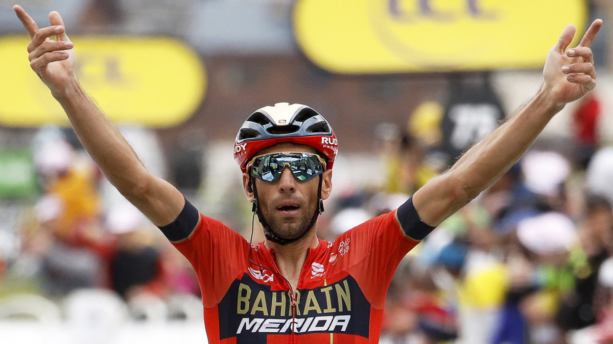 Vincenzo Nibali, a Bahrain Merida olasz versenyzője, miután győzött a 106. Tour de France profi országúti kerékpáros körverseny huszadik, Albertville és Val Thorens közötti 59,5 kilométeres szakaszán 2019. július 27-én.