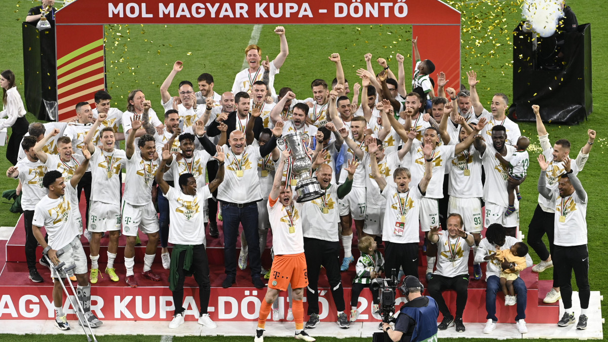 A Ferencváros csapata ünnepel a kupával a labdarúgó Magyar Kupa döntőjében játszott Ferencvárosi TC - Paksi FC mérkőzés végén a Puskás Arénában 2022. május 11-én. A bajnok Ferencváros nyerte a MOL Magyar Kupa 2021/22-es kiírását, miután 3-0-ra legyőzte a Paks csapatát.