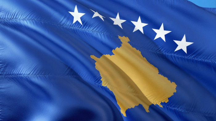 Óriási szerb zászló Észak-Koszovóban