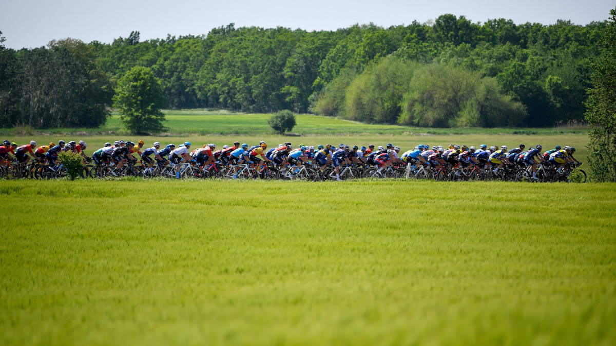 A 43. Tour de Hongrie országúti kerékpáros körverseny mezőnye a második, 192 kilométeres Karcag - Hajdúszoboszló szakaszon Tiszaigar közelében 2022. május 12-én.