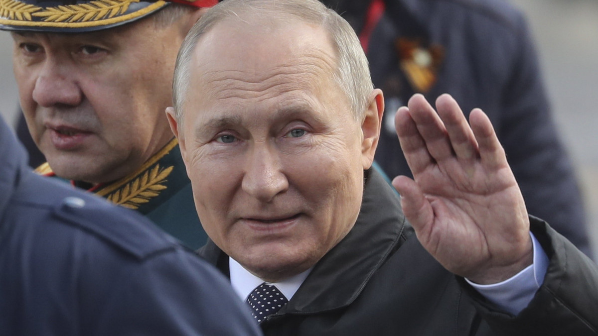Vlagyimir Putyin orosz elnök részt vesz a győzelem napi díszszemlén a moszkvai Vörös téren 2022. május 9-én. Oroszországban május 9-én ünneplik a náci Németország felett a II. világháborúban aratott győzelem 77. évfordulóját.