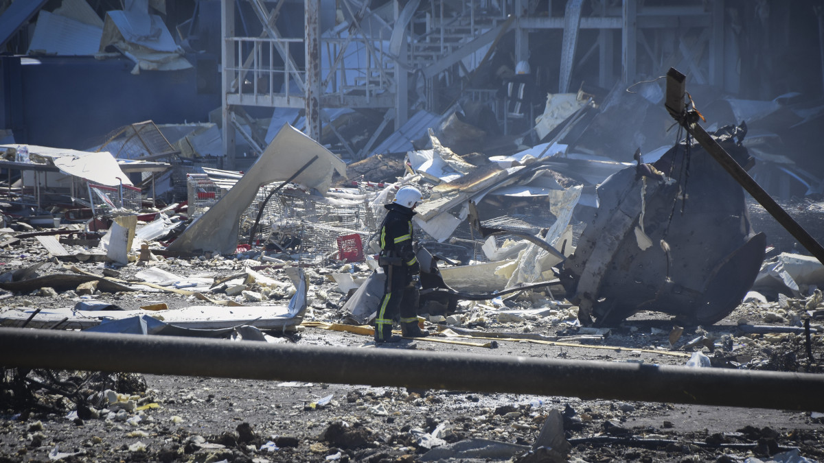 Ukrán tűzoltó egy orosz rakétatámadásban megsemmisült épület romjai között Odesszában 2022. május 10-én. Legkevesebb egy ember életét vesztette és öten megsebesültek a dél-ukrajnai Odesszát május 10-én virradóra ért orosz rakétatámadásokban.