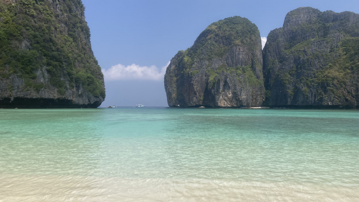 PRODUCTION - 12 March 2022, Thailand, Ko Phi Phi Leh: View of a deserted Maya Bay. Due to the limited number of visitors, deserted pictures of Maya Bay are now possible again. Only 375 people are allowed on the beach at the same time. (to dpa: The Beach: From paradise to tourism hell and back) Photo: Carola Frentzen/dpa (Photo by Carola Frentzen/picture alliance via Getty Images)