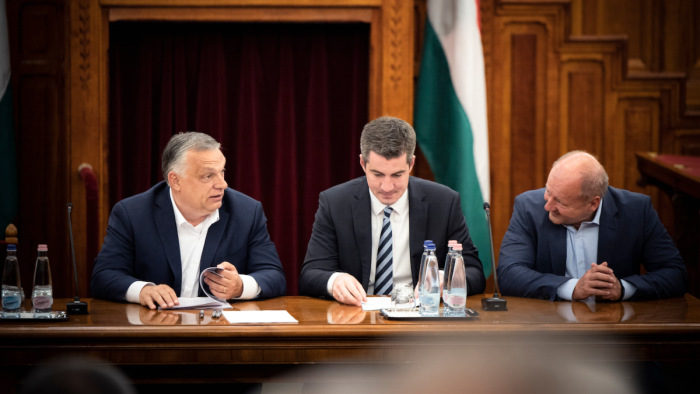 Orbán Viktor  a Balatonnál tart politikai tájékoztatót