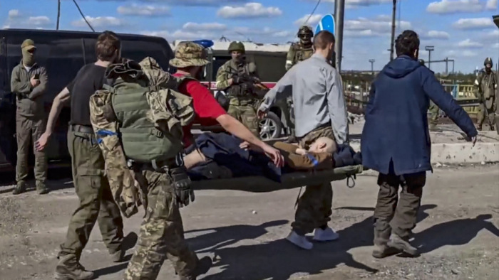 Torokszorító jeleneteket rögzített az ukrán orvosnő az Azovsztal sebesültjeiről – videó