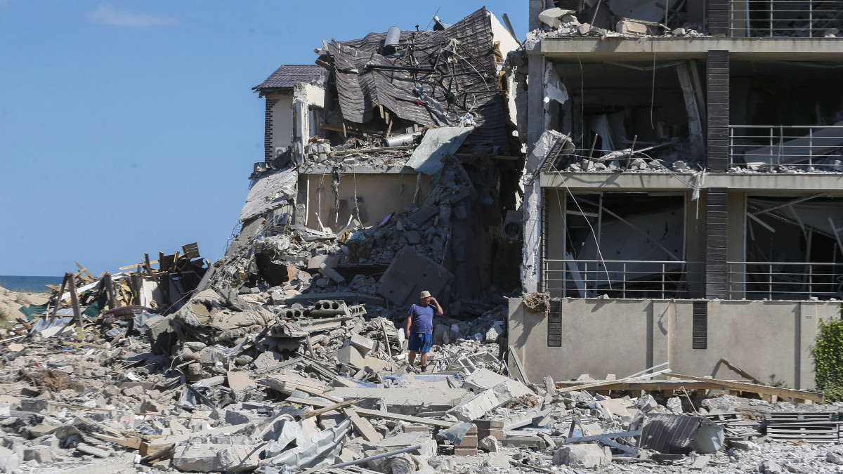 Orosz támadásban lerombolt épület a dél-ukrajnai Odessza közelében fekvő üdülőhelyen 2022. május 17-én.