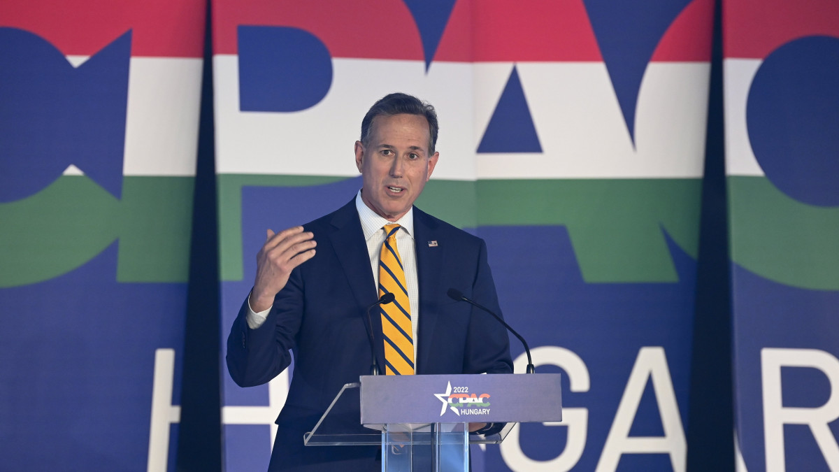 Rick Santorum volt republikánus amerikai szenátor beszédet mond a Conservative Political Action Conference (CPAC) Hungary elnevezésű, kétnapos konzervatív politikai fórum első napján a Bálna Budapestben 2022. május 19-én.