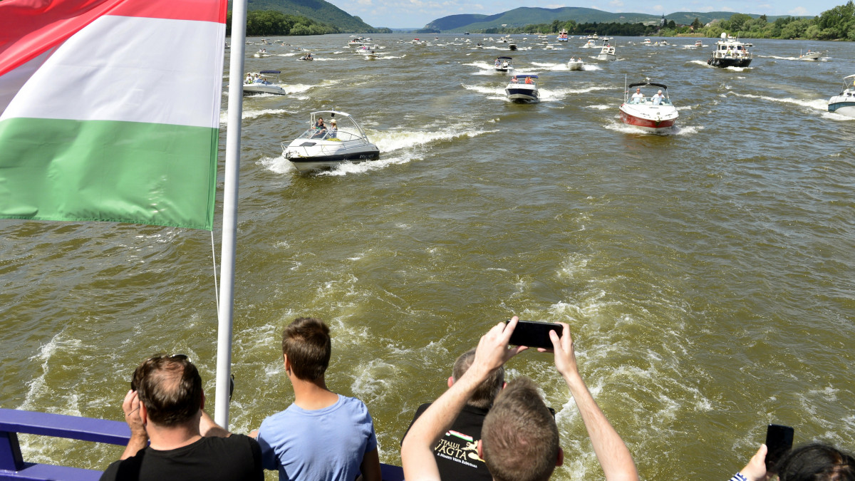 A turisztikai szezon nyitányaként, mintegy száz hajó részvételével rendezett II. Dunakanyari hajós felvonulás Szob és Verőce között 2022. május 22-én.
