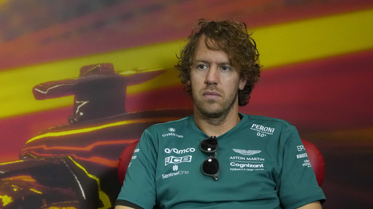 Sebastian Vettel, az Aston Martin német (j) és Max Verstappen, a Red Bull holland versenyzője a Forma-1-es autós gyorsasági világbajnokság Spanyol Nagydíjának otthont adó montmelói pályán tartott sajtóértekezleten 2022. május 20-án. A futamot május 22-én rendezik.
