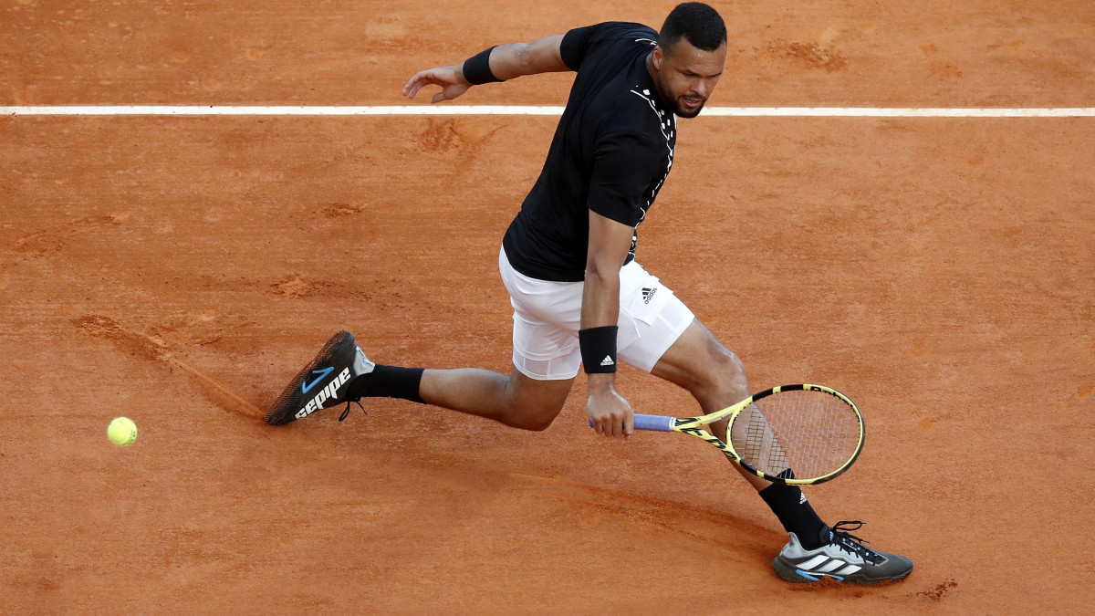 A francia Jo-Wilfried Tsonga a horvát Marin Cilic ellen játszik a monte-carlói salakpályás férfi tenisztorna első fordulójában 2022. április 11-én.