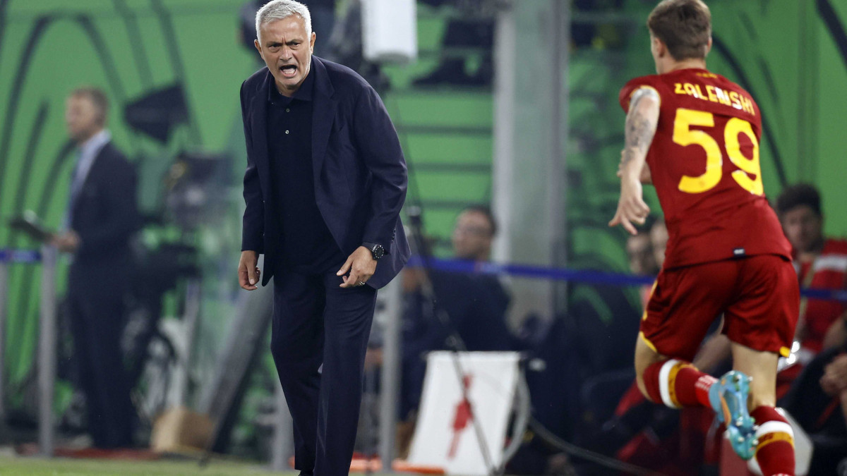 José Mourinho, az AS Roma vezetőedzője (b) és Nicola Zalewski a labdarúgó Konferencia-liga döntőjében játszott AS Roma - Feyenoord mérkőzésen Tiranában 2022. május 25-én.