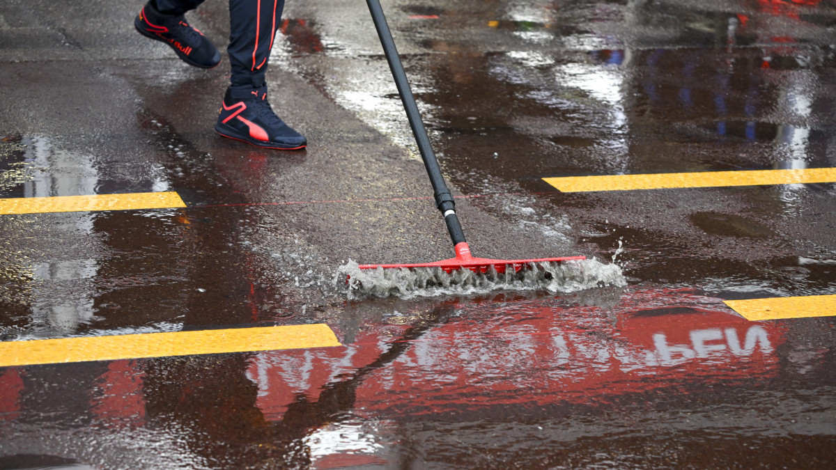 Esővíztől tisztítják meg a monte-carlói utcai pályát a Forma-1-es autós gyorsasági világbajnokság Monacói Nagydíjának futama előtt 2022. május 29-én.