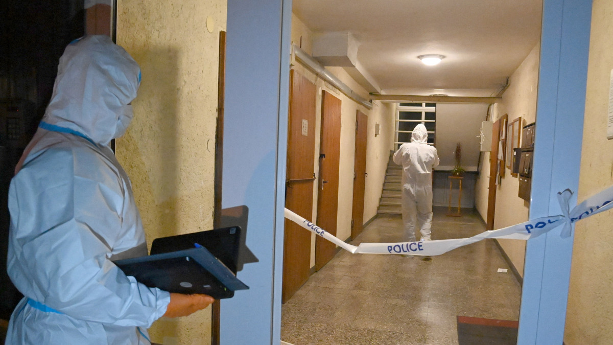 Bűnügyi helyszínelők egy aszódi társasházban, amelynek egyik lakásában két holttestet találtak 2022. május 26-án este. A Pest Megyei Rendőr-főkapitányság bűnügyi osztálya emberölés bűntettének gyanúja miatt indított büntetőeljárást.