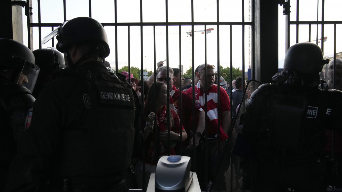 Liverpooli szurkolók tolonganak a saint-denis-i Stade de France stadionnál a Liverpool FC - Real Madrid mérkőzés előtt a labdarúgó Bajnokok Ligájának döntőjében 2022. május 28-án. A Párizsban uralkodó közlekedési káosz miatt sok néző késve érkezett a stadionhoz, amelybe számos Liverpool-drukker jegy nélkül próbált meg bejutni, és eközben többen összetűzésbe kerültek a rendezőkkel. A mérkőzés 37 perces késéssel kezdődött, és a madridi együttes 1-0 arányú győzelmével zárult.