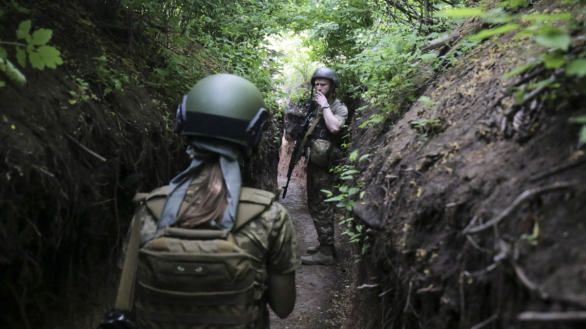 Ukrán katonák a lövészárokban, a donyecki régióbeli Zajceve falunál 2022. május 29-én.