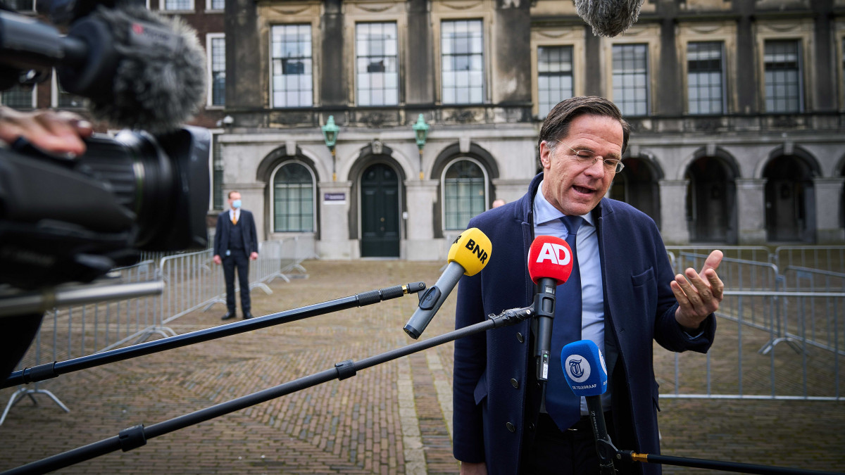 Mark Rutte, a Néppárt a Szabadságért és a Demokráciáért (VVD) vezetője sajtótájékoztatót tart Hágában 2021. március 22-én. Az NL Times holland hírportál értesülése szerint Rutte, akinek pártja az előző heti hollandiai parlamenti választásokon 35 mandátummal első helyre került, nem zárja ki a koalícióra lépés lehetőségét a törvényhozásba beválasztott, radikális jobboldali Helyes Válasz 21 (JA21) párttal.