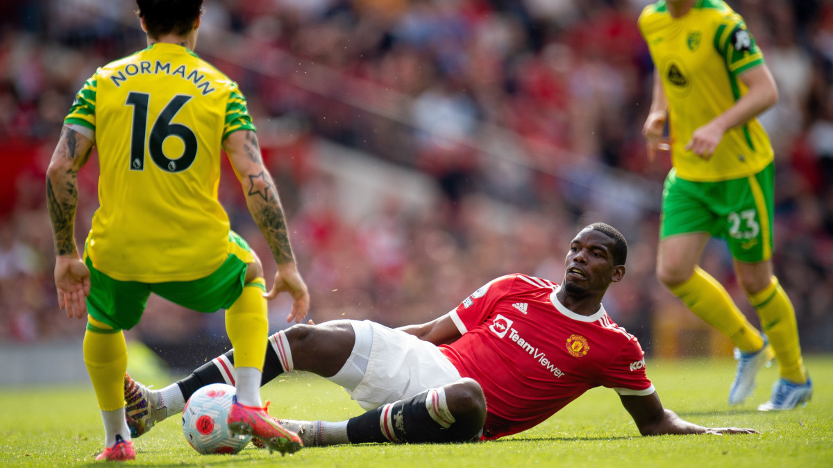 Paul Pogba, a Manchester United (j) és Mathias Normann, a Norwich City játékosa az angol labdarúgó-bajnokság 2022. április 16-i mérkőzésén a manchesteri Old Trafford stadionban.