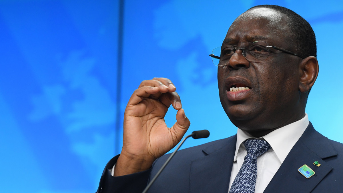 Macky Sall szenegáli elnök sajtóértekezleten vesz részt az Európai Unió tagországainak, valamint az Afrikai Unió (AU) tagállamainak második napi csúcstalálkozóján Brüsszelben 2022. február 18-án.