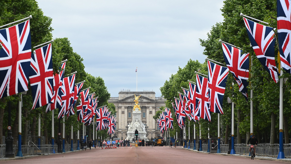 A II. Erzsébet brit uralkodó trónra lépésének 70. évfordulója alkalmából fellobogózott Mall sugárút Londonban 2022. május 26-án. A platinajubileum alkalmából június 2-5. között utcabálokkal és látványos parádékkal köszöntik a 96 éves királynőt, aki édesapja, VI. György király halálának napján, 1952. február 6-án lépett az Egyesült Királyság trónjára.