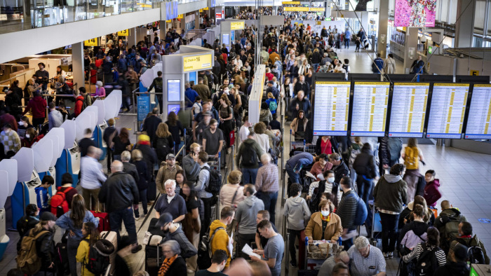 Káosz a reptereken: a légitársaságok csak irányadónak tekintik a dátumokat