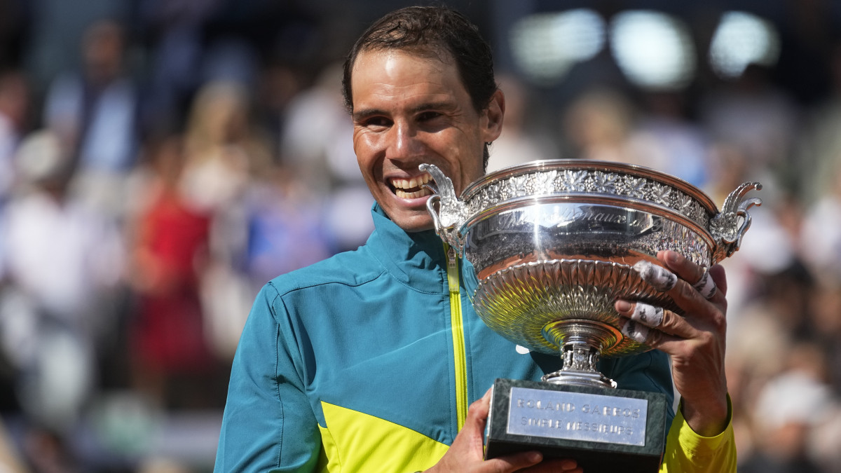 A spanyol Rafael Nadal a trófeával ünnepel, miután 6:3, 6:3, 6:0 arányban győzött a norvég Casper Ruud ellen a francia nemzetközi teniszbajnokság férfi egyesének döntőjében a párizsi Roland Garros Stadionban 2022. június 5-én. Rafael Nadal 14-edszer nyert férfi egyesben a francia nyílt teniszbajnokságon.