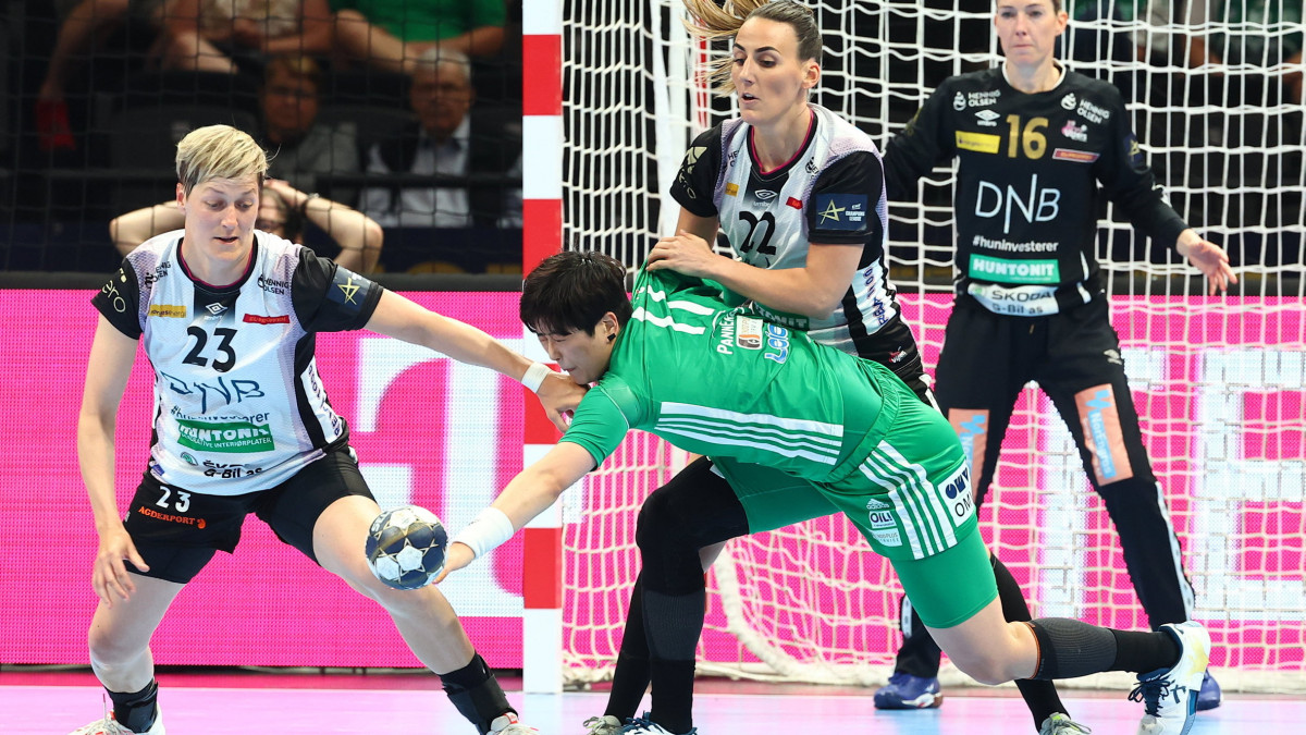 Ju Unhi (k), a Győr és Tomori Zsuzsanna (b), Marta Tomac (b3), a Kristiansand játékosa a kézilabda női Bajnokok Ligája döntőjében játszott  Győri Audi ETO KC-Vipers Kristiansand mérkőzésen a budapesti MVM Dome sportcsarnokban 2022. június 5-én.