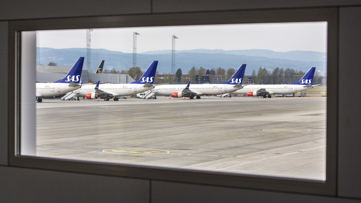 2019. április 26-i képen a Scandinavian Airlines (SAS) utasszállító repülőgépei sorakoznak az Oslo-Gardemoeni repülőtéren. Újabb közel 600 járatot volt kénytelen törölni a skandináv légitársaság április 28-án a harmadik napja zajló pilótasztrájk miatt, a járattörlések következtében a hét végén a SAS összesen mintegy 170 ezer utasa nem tudott útra kelni.