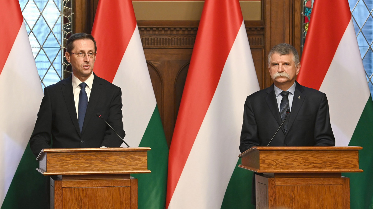Varga Mihály pénzügyminiszter (b) és Kövér László, az Országgyűlés elnöke a 2023. évi költségvetési törvényjavaslat átadásán Parlamentben 2022. június 7-én.