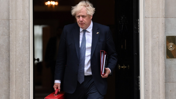 Boris Johnson „üres” győzelme: „eliszkolt, de köröznek a keselyűk”