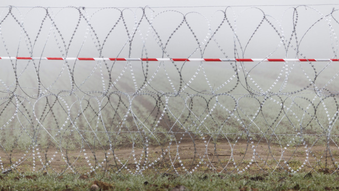 Ausztria kerítést akar, csak nem a saját határain