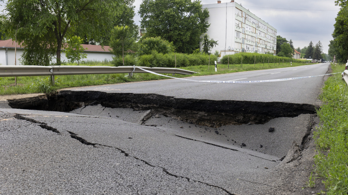 Beszakadt úttest Kaposszekcső határában 2022. június 10-én. Ideiglenesen lezárták a 611-es utat a település és Dombóvár között, mert a június 9-én lezúdult eső miatt az út 4-es kilométerénél beszakadt az úttest.