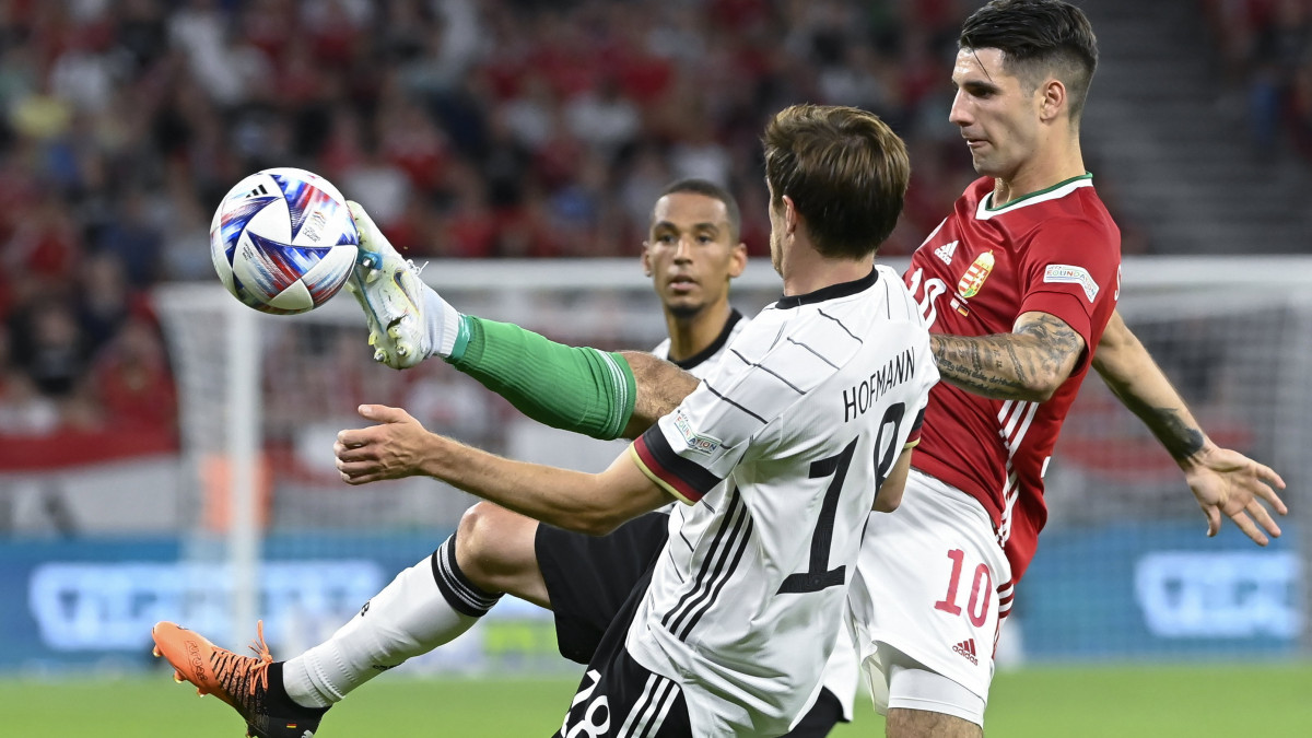 A német Jonas Hofmann (b) és Szoboszlai Dominik a labdarúgó Nemzetek Ligája 3. fordulójában játszott Magyarország  Németország mérkőzésen a budapesti Puskás Arénában 2022. június 11-én.