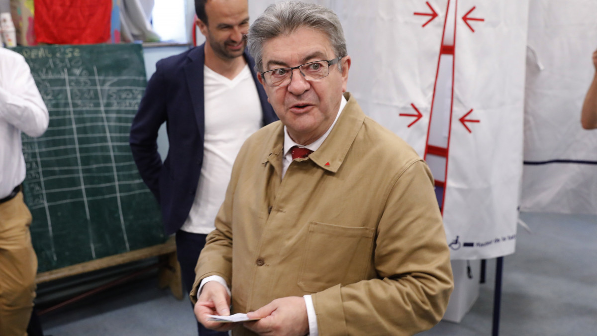 Jean-Luc Mélenchon, a baloldali NUPES koalíció vezetője voksol a nemzetgyűlési választások első fordulójában Marseille-ben 2022. június 12-én. A kétfordulós választáson mintegy 48 millió választópolgár a parlament alsóházának 577 képviselőjét választja meg öt évre. Franciaországban nincsen pártlistás szavazás, az állampolgárok egyéni jelöltekre adhatják le a voksukat.