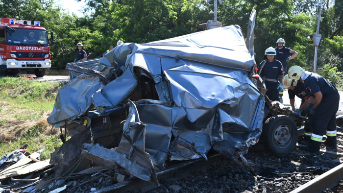 Megint vasúti átjáróban történt halálos baleset, nem járnak a vonatok Cegléd és Nagykőrös között – fotók