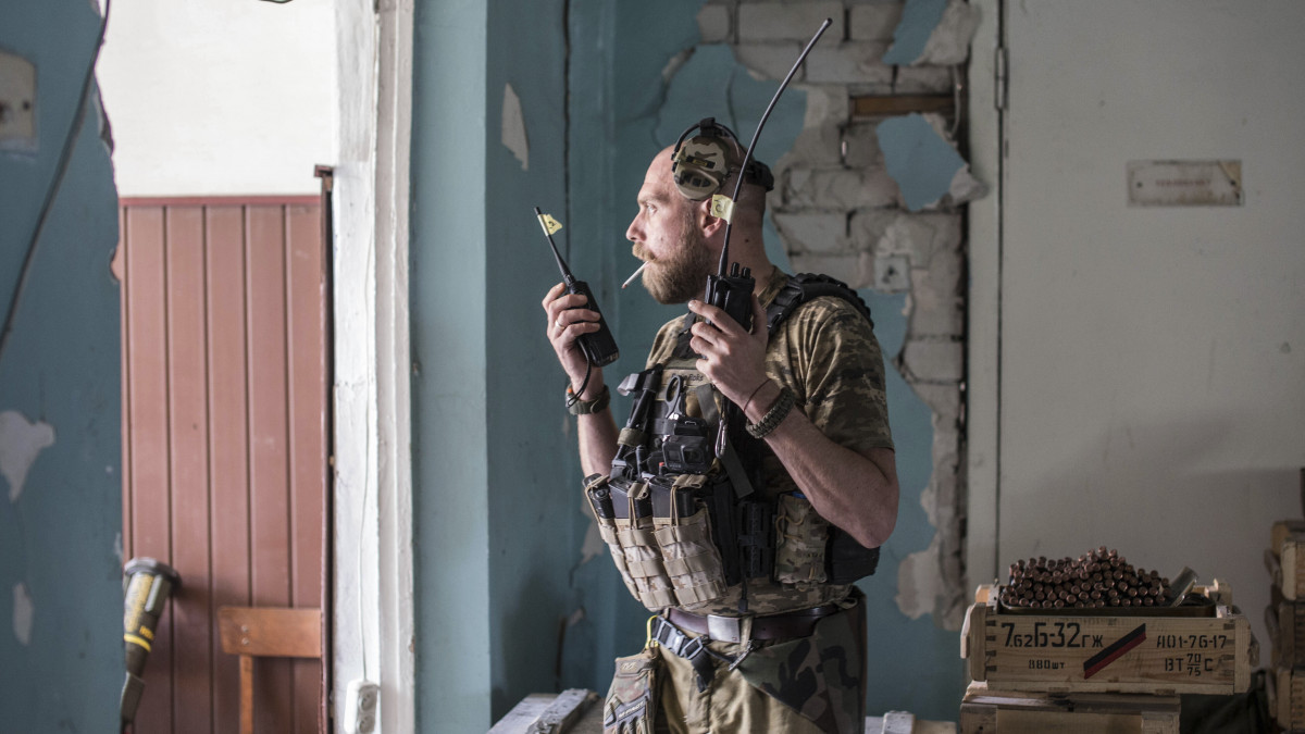 Ukrán katona egy lőállásnak használt épületben a keleti fronton, a Donyec-medencében fekvő Szeverodoneckben 2022. június 9-én. Az orosz erők május 29-én vették ostrom alá a várost.